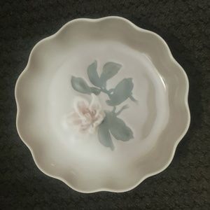 Bing and Grondahl Copenhagen porcelain 343 ruffle floral bowl